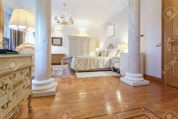 Kamar remaja dengan pilar marmer yang memberi kesan Eropa mewah dan elegan